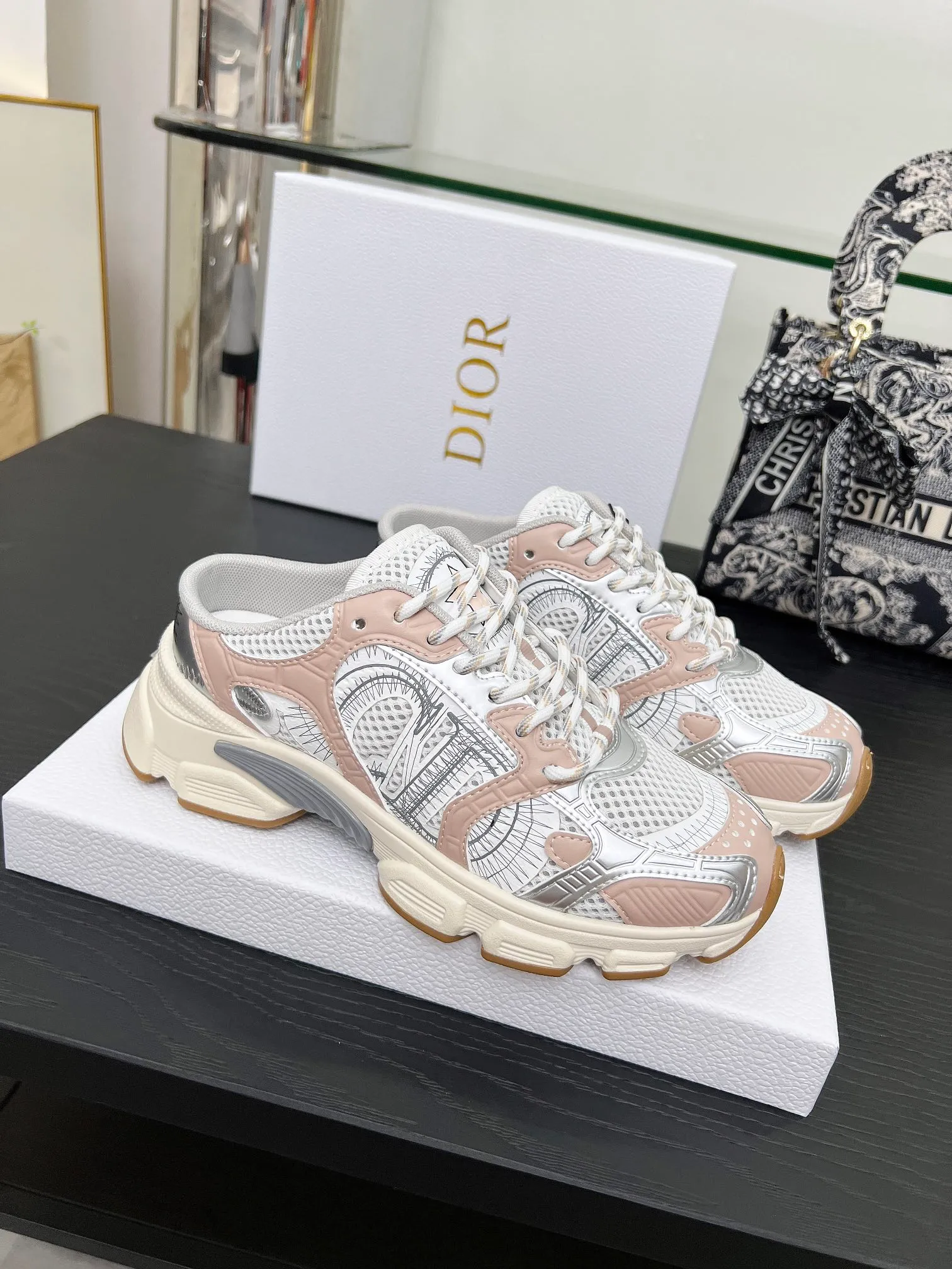 p560🐮🐮This Dior Chrono sports half slipper reinterprets running shoes with Dior's haute couture style. Gray mesh fabric is paired with tonal suede calfskin panels, the CD logo on the side, the star patch on the tongue and the Dior logo on the heel, all in classic fine detail. Featuring two-tone laces and a lightweight sole with star graphics, they can be worn year-round. Size: Women’s size 35-41 (35/42 can be customized) Men’s size 40-46 (men’s version is being printed) Color: 12 colors available